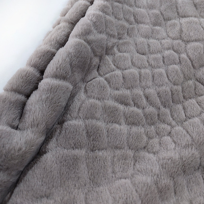 Ouatine 100% de tissu de fourrure de Faux de polyester 340 GM/M chez le lapin tondu par couleur de plaine