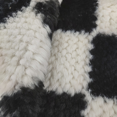Le tissu mou 500gsm de fourrure de lapin de polyester a imprimé le faux de plaid pour le manteau d'hiver