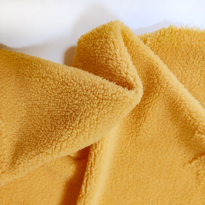 Sherpa tricoté par chaîne tondre le jacquard 100% jaune de polyester de tissu pour le vêtement