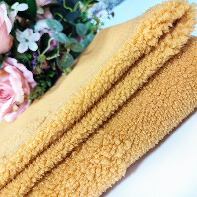 Sherpa tricoté par chaîne tondre le jacquard 100% jaune de polyester de tissu pour le vêtement