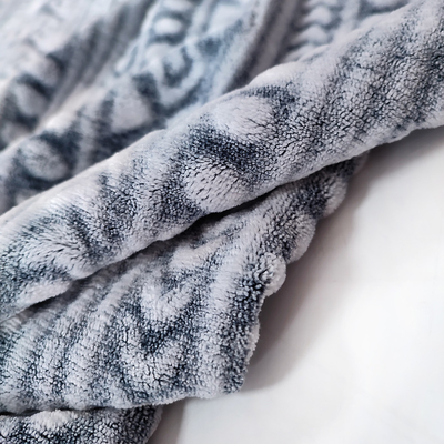 Tissu imprimé arrière 240GSM de couverture d'ouatine de flanelle avec la conception coupée