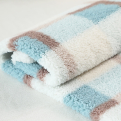 Tissu vert 300gsm 150D de Sherpa de manteau d'hiver de literie chaude de tapis